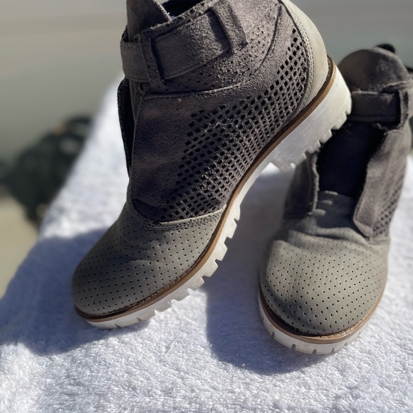 Grey suede coconuts by Matisse brand booties size 6 - Picture 1 of 6